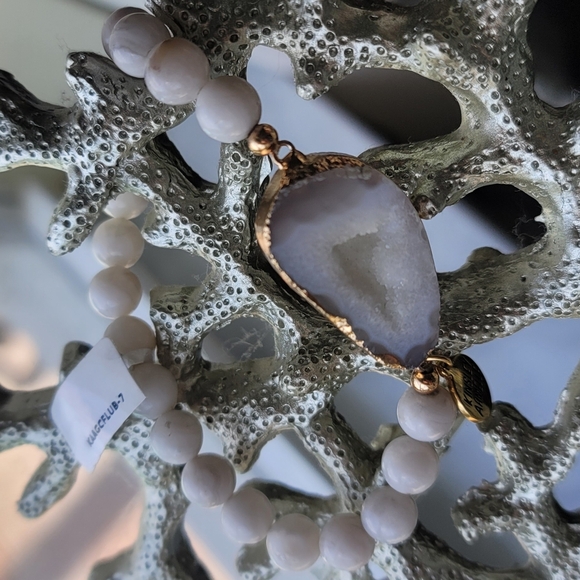 Kinsley Armelle Flurry Bracelet Gold and White Agate Stone On Pepper Beads - Picture 3 of 4